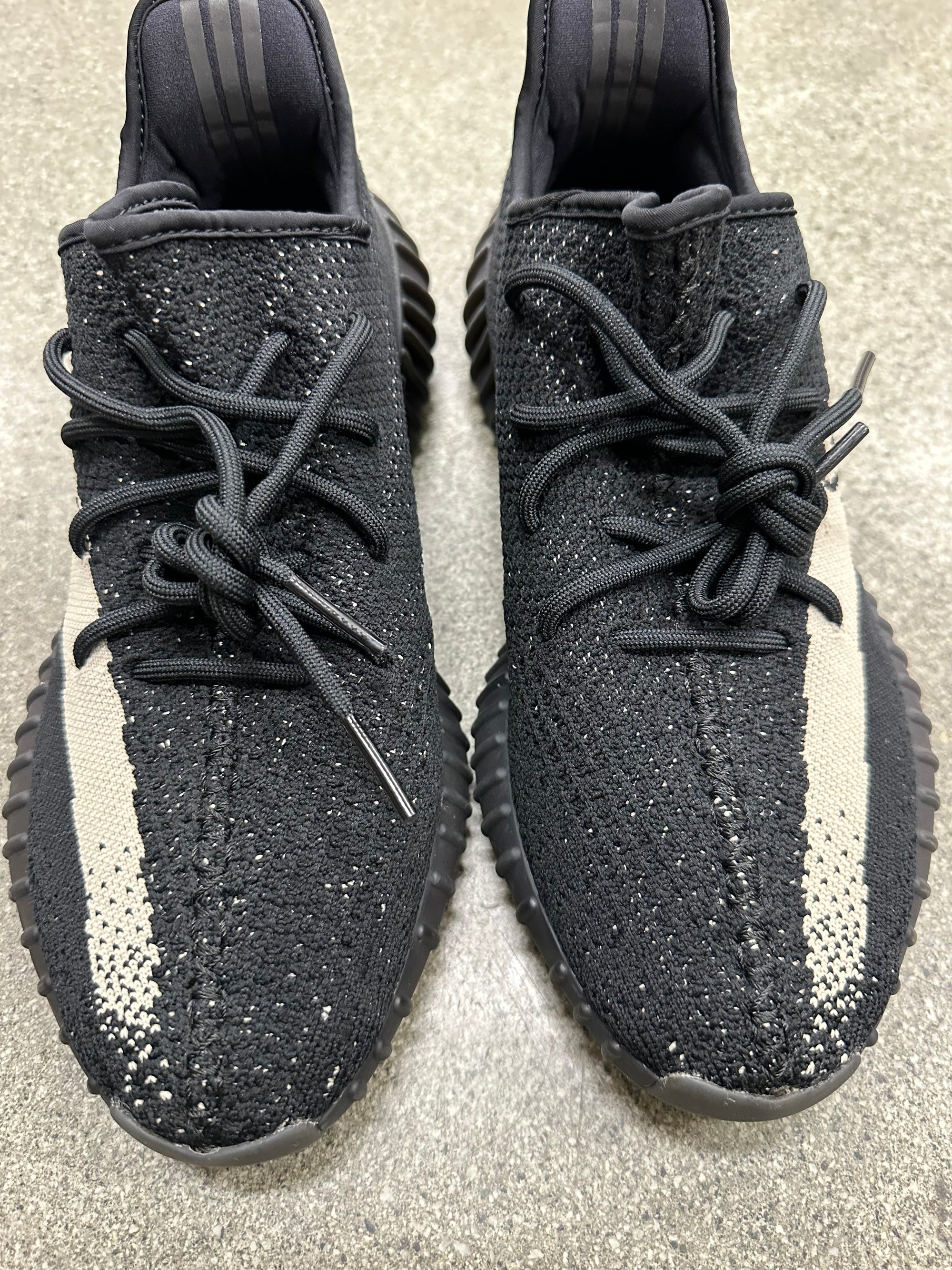 YEEZY 350 V2 OREO - SIZE 11 (WORN)