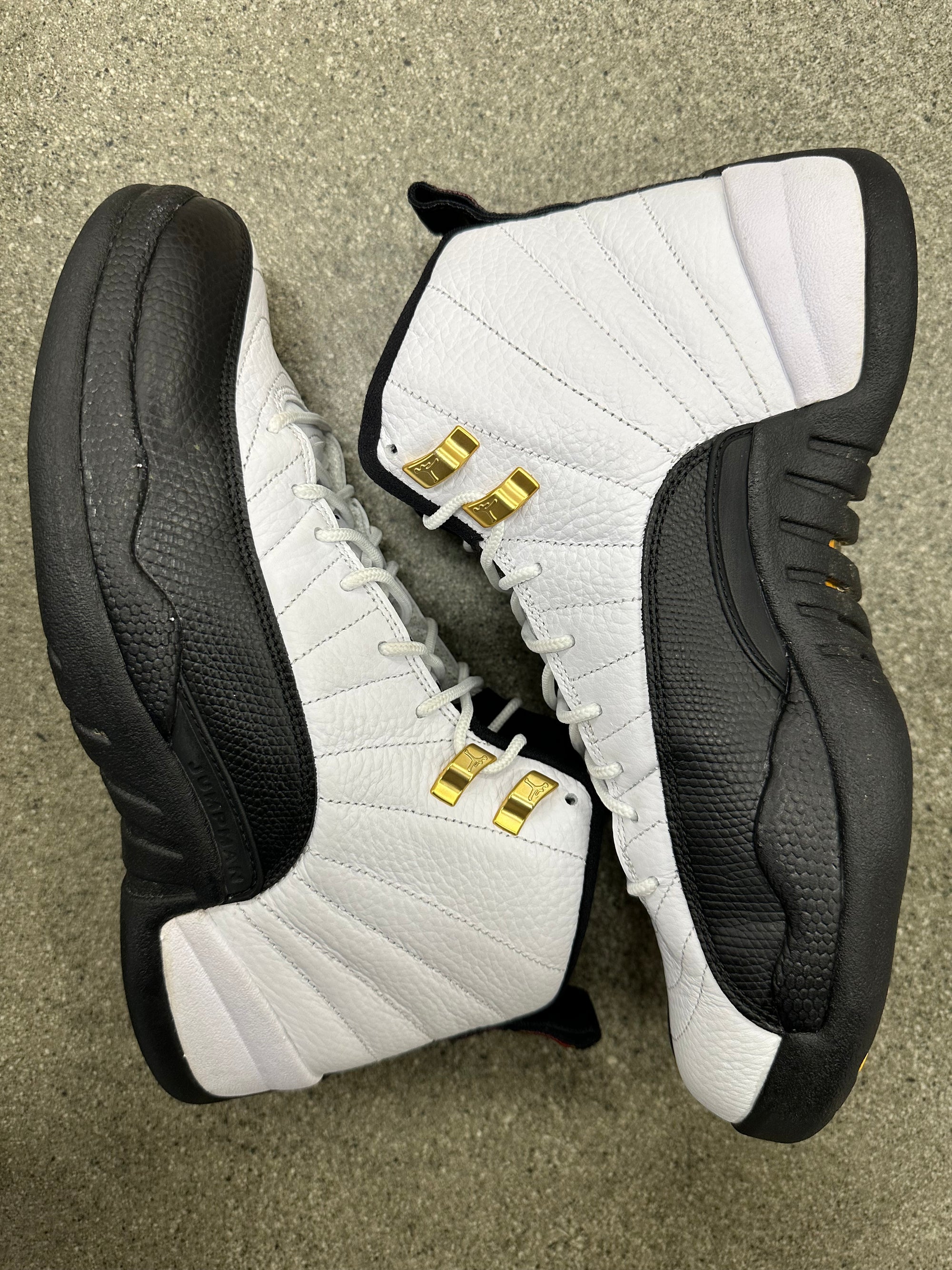 AIR JORDAN 12 TAXI 2013 - SIZE 8 (WORN)