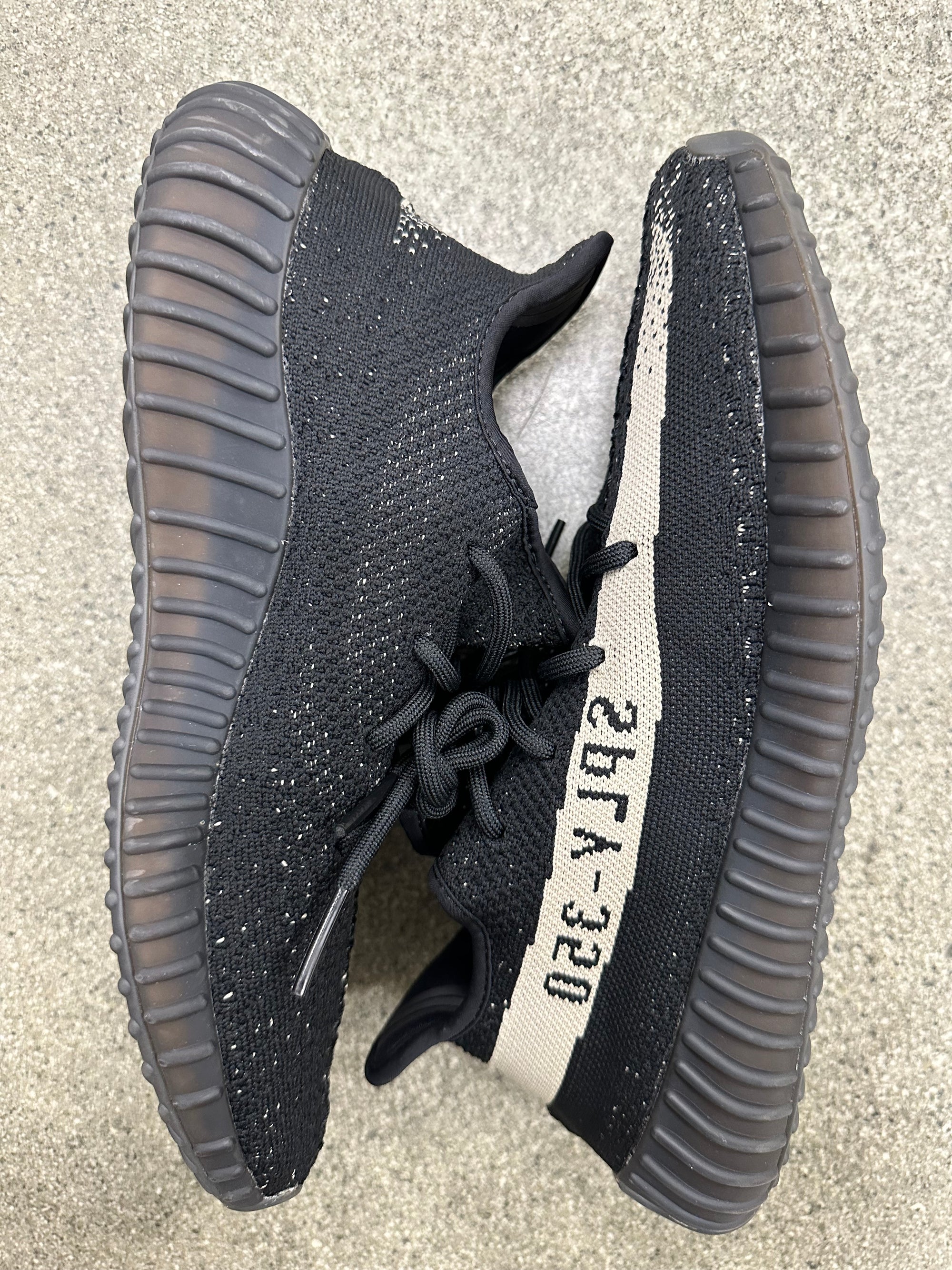 YEEZY 350 V2 OREO - SIZE 11 (WORN)