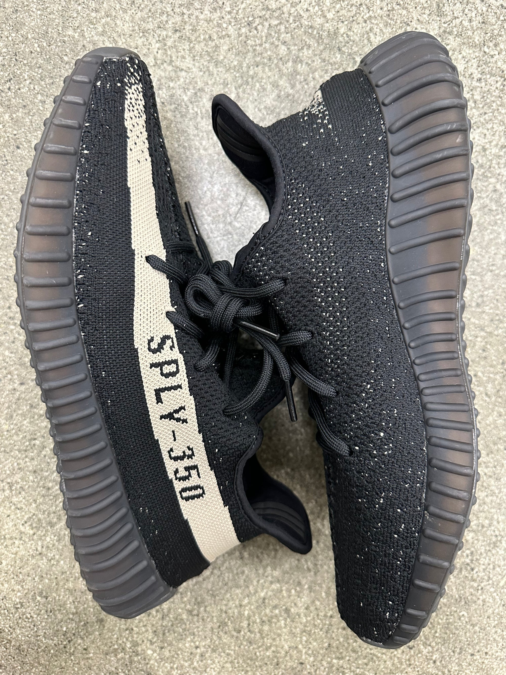 YEEZY 350 V2 OREO - SIZE 11 (WORN)