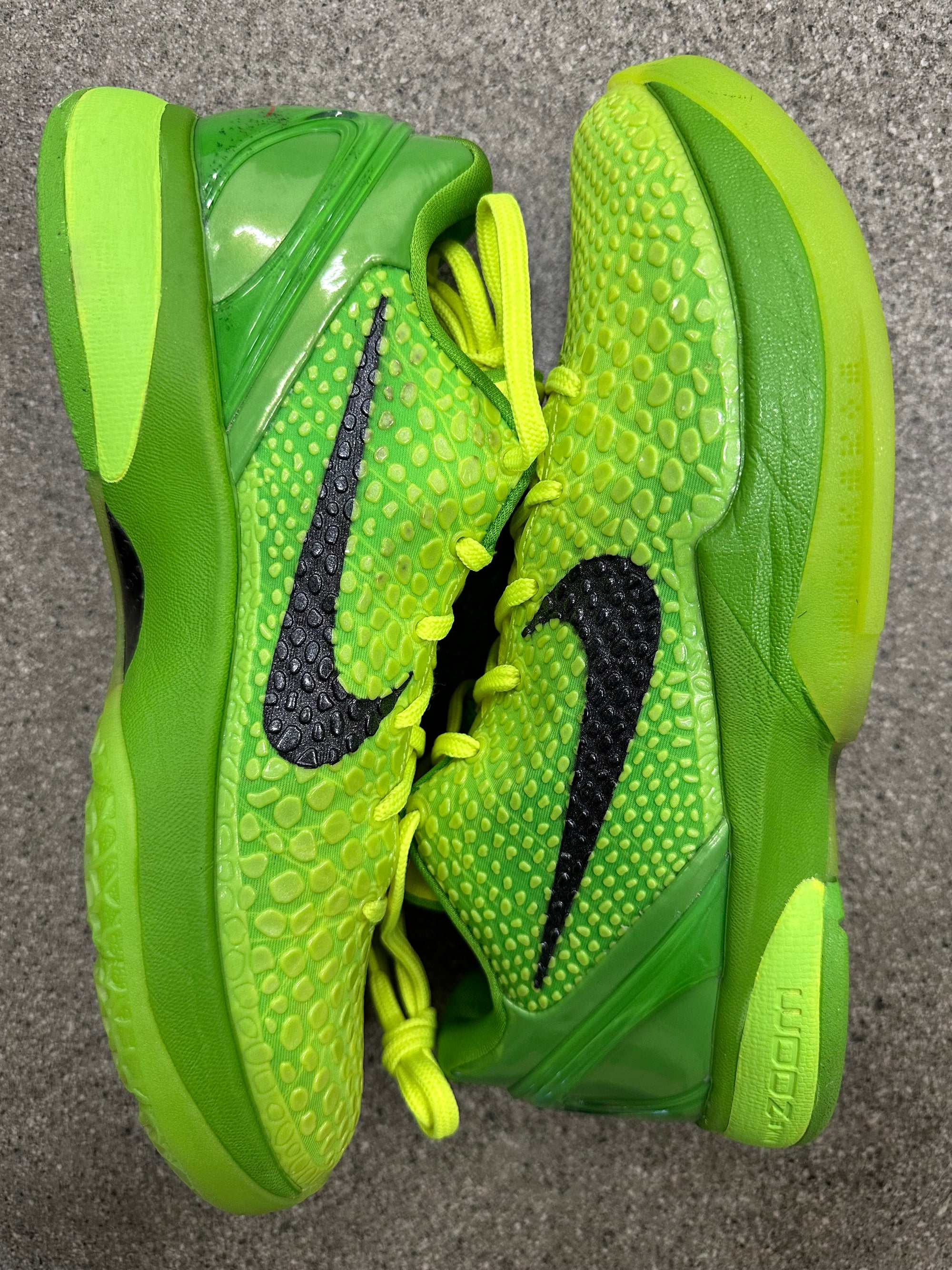 KOBE 6 PROTRO GRINCH - SIZE 9.5 (WORN)