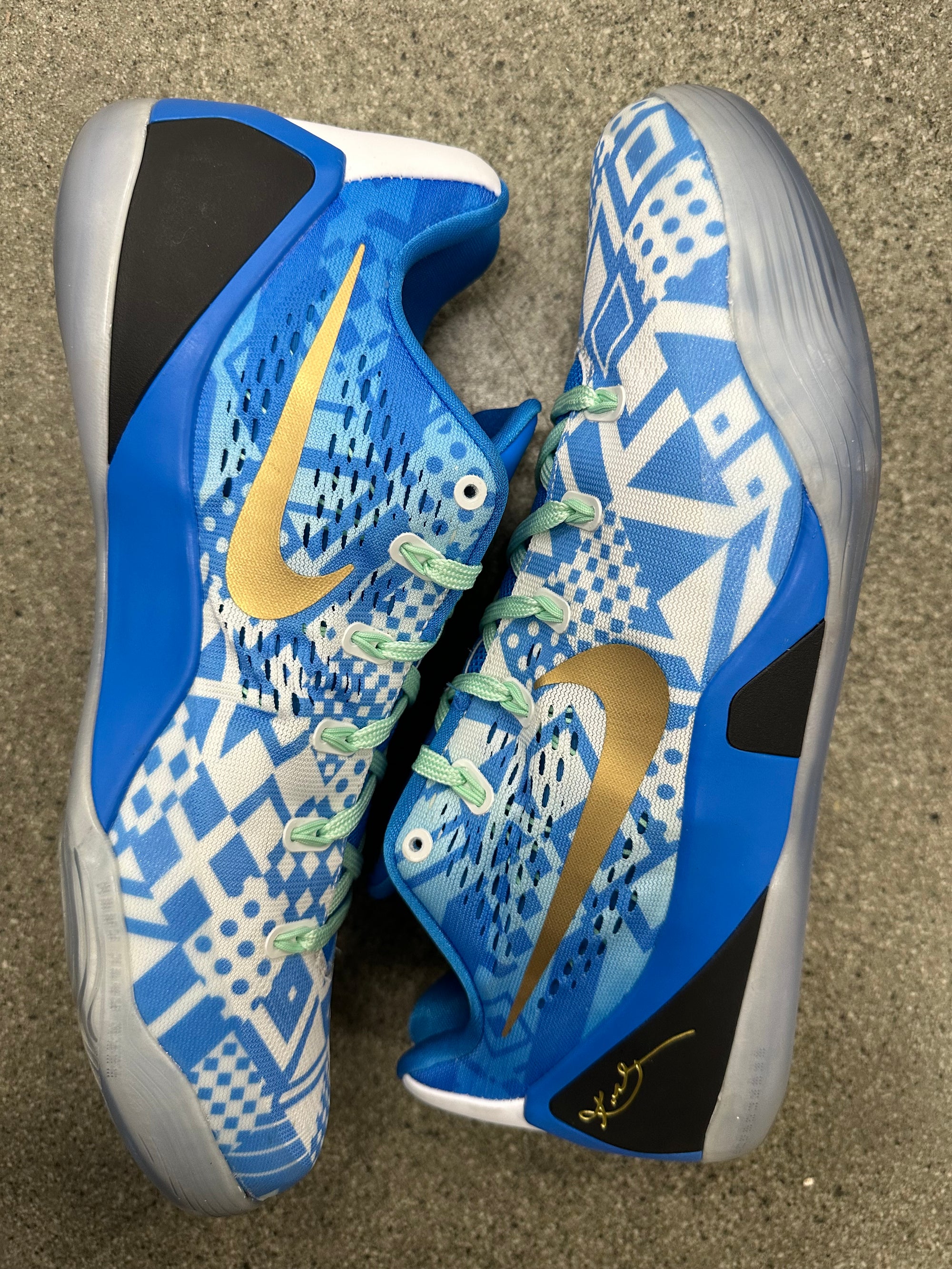 KOBE IX LOW HYPER COBALT - SIZE 13 (WORN)