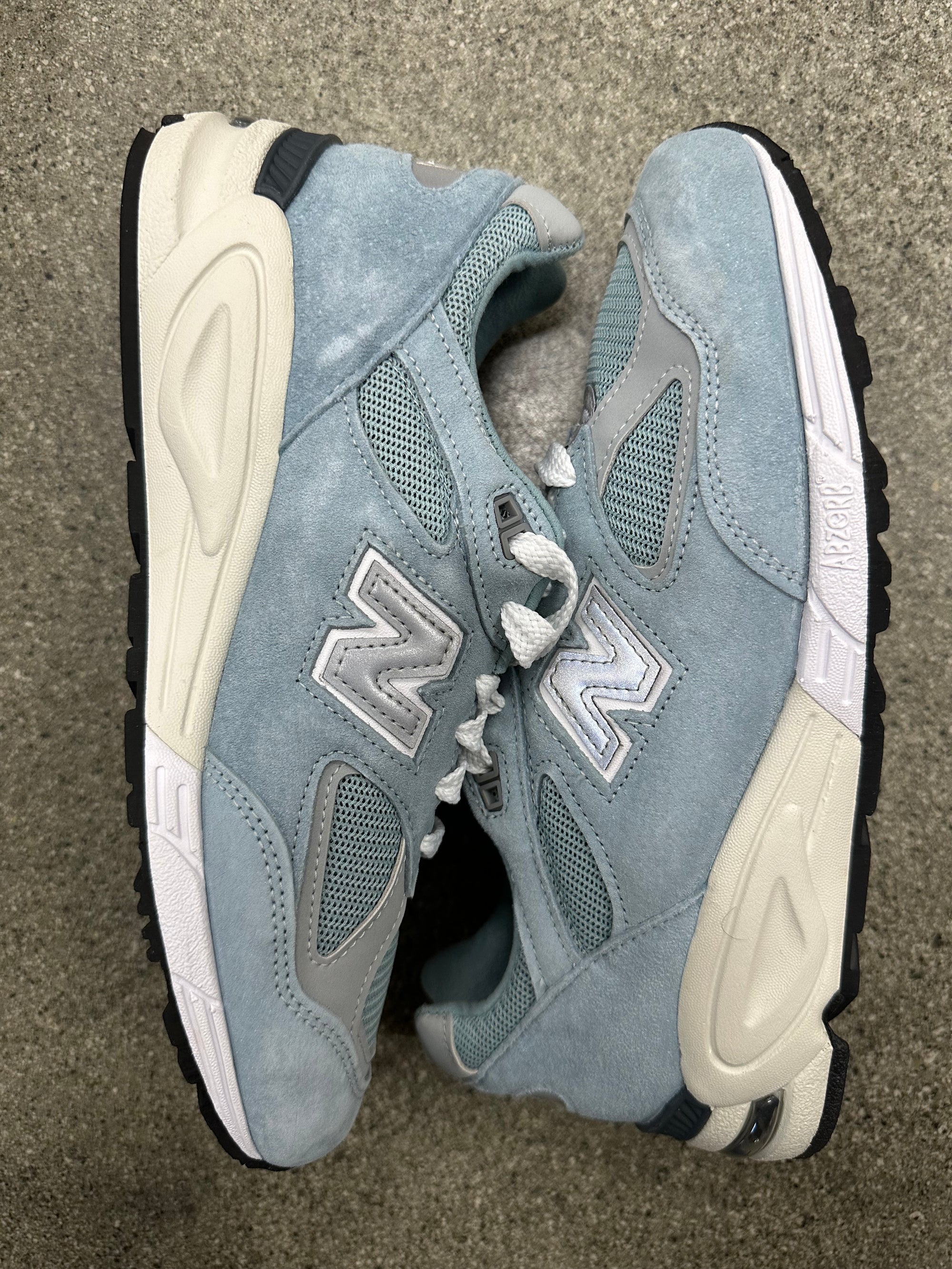 NEW BALANCE M990 KITH STORM BLUE - SIZE 8.5 (WORN)