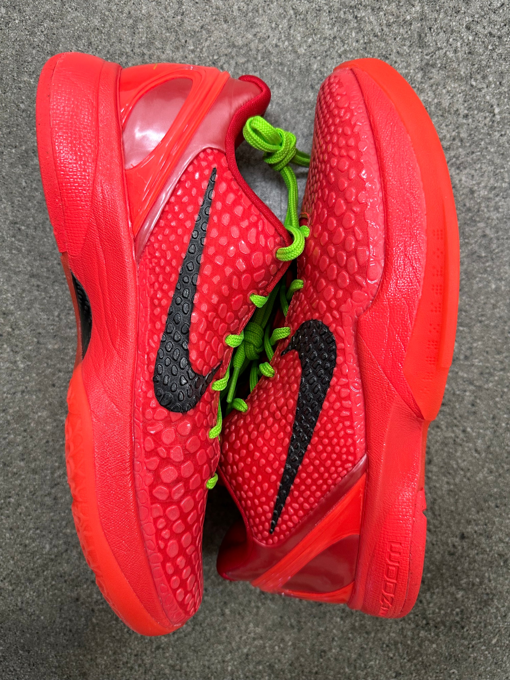 KOBE 6 PROTRO REVERSE GRINCH - SIZE 9.5 (WORN)